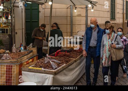 Porreres, Spanien; 31 2021. oktober: Alljährliche Herbstmesse in der mallorquinischen Stadt Porreres, die am 31. Oktober stattfindet. Stall verkauft Kastanien mit Menschen zu Fuß Stockfoto