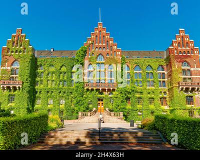 Fassade der Universitätsbibliothek in Lund Schweden das Gebäude der Architektur ist mit viel Grün überwuchert Stockfoto