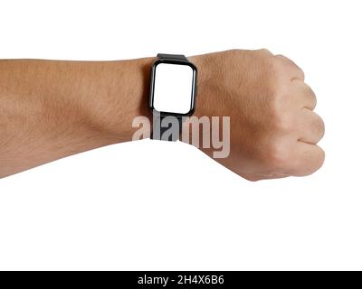 Männlicher Arm trägt und zeigt Smartwatch mit leerem Bildschirm isoliert auf weiß. Tragbare Technologie Stockfoto