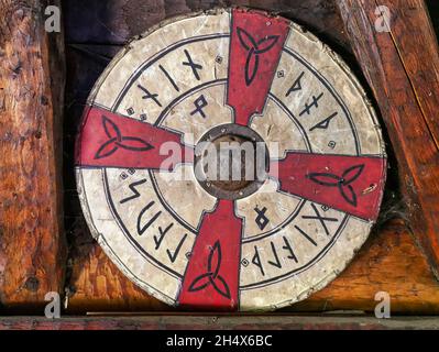 Mittelalterliches rundes Schild aus Holz, wikingerschild Stockfoto