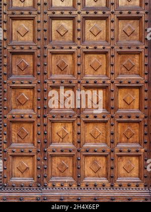 Holz Schnitzerei Ornament Muster Hintergrund. Dekorative Holztür geometrisch geschnitzte Tor Tür Close-up. Stockfoto