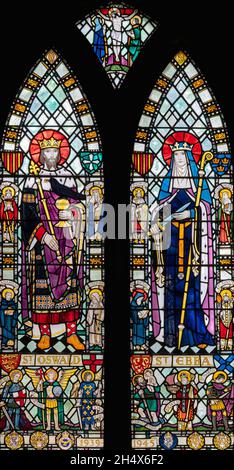 The WWII Memorial Window von J. E. Nuttgens (1951) in St. Ebba's Church, Beadnell, Northumberland, UK Stockfoto