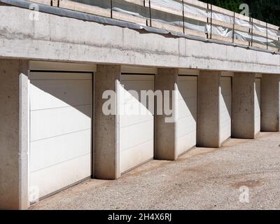 Reihe von Garagentüren auf dem Parkplatz für Wohnung und Heimat Vorort Stockfoto