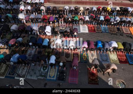 Dhaka, Bangladesch. November 2021. Eine große Anzahl von Menschen versammelten sich zum Jumma-Gebet am Freitag auf den Straßen von Dhaka. Stockfoto