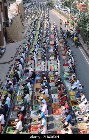 Dhaka, Bangladesch. November 2021. Eine große Anzahl von Menschen versammelten sich zum Jumma-Gebet am Freitag auf den Straßen von Dhaka. Stockfoto