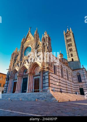 Schöne Aussicht auf die berühmte Piazza del Duomo mit der historischen Kathedrale von Siena, Toskana, Italien Stockfoto