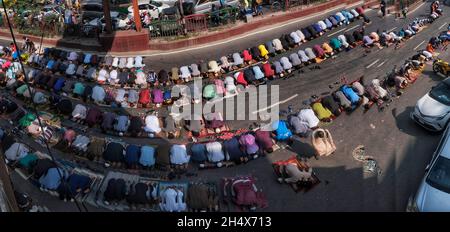 Dhaka, Bangladesch. November 2021. Eine große Anzahl von Menschen versammelten sich zum Jumma-Gebet am Freitag auf den Straßen von Dhaka. Stockfoto