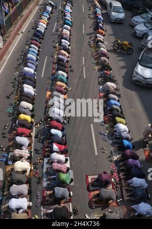 Dhaka, Bangladesch. November 2021. Eine große Anzahl von Menschen versammelten sich zum Jumma-Gebet am Freitag auf den Straßen von Dhaka. Stockfoto