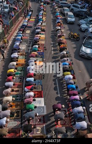 Dhaka, Bangladesch. November 2021. Eine große Anzahl von Menschen versammelten sich zum Jumma-Gebet am Freitag auf den Straßen von Dhaka. Stockfoto