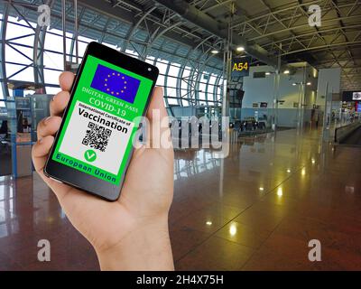 Europäischer digitaler grüner Pass der europäischen Union auf dem Display einer mobilen Immunität von Covid-19. Reisen ohne Einschränkungen „nicht aktiver QR-Code“ Stockfoto