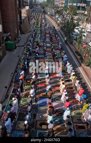 Dhaka, Bangladesch. November 2021. Eine große Anzahl von Menschen versammelten sich zum Jumma-Gebet am Freitag auf den Straßen von Dhaka. Stockfoto