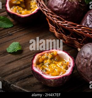 Nahaufnahme von köstlichen saftigen frischen Passionsfrucht auf grauem Tischhintergrund. Stockfoto