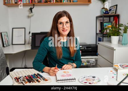 Illustrator-Frau, die von ihrem Heimbüro aus Telearbeit führt Stockfoto