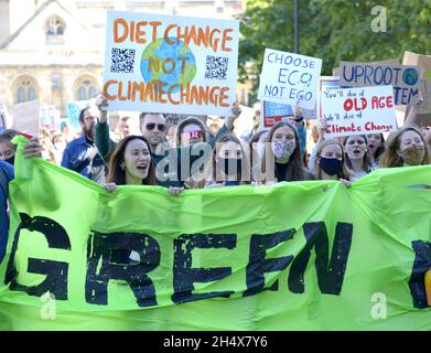 London, Großbritannien. Freitag für zukünftige Umweltproteste auf dem Parliament Square, 24. September 2021. Stockfoto