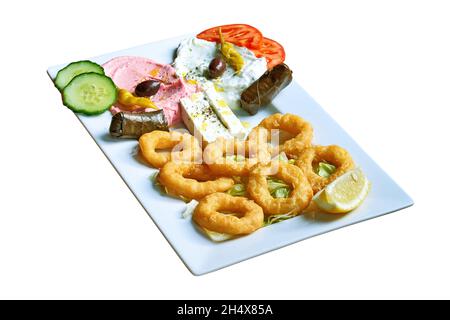 Über dem Kopf Aufnahme von griechischer Mezze auf Platte. Isoliert auf Weiß mit Beschneidungspfad Stockfoto