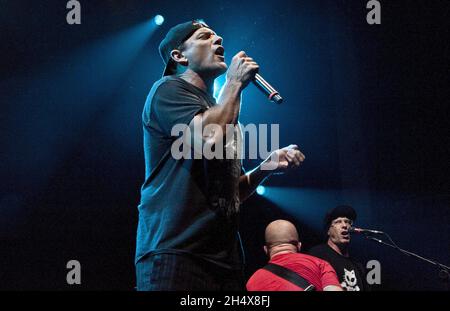 Whitfield Crane of Ugly Kid Joe unterstützt Alice Cooper live in der Civic Hall, Wolverhampton Stockfoto