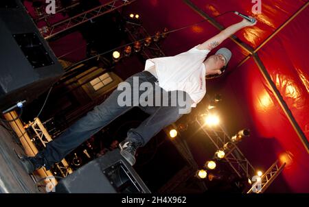 Matthew Davies-Kreye von Funeral for A Friend tritt während der Vans Warped Tour im Alexandra Palace, London, auf der Bühne auf. Stockfoto