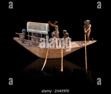 Ägyptisches Holzboot aus Holz, 2106 -1786 v. Chr., archaisches oder frühdynastisches Louvre Museum Inv E 284 oder N1616. Navigationsszene Boot ausgestattet mit Stockfoto