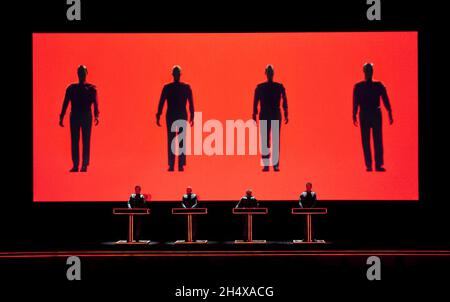 NUR REDAKTIONELLE VERWENDUNG, KEIN MERCHANDISING: Die deutschen Elektronikpioniere Kraftwerk treten in der Turbine Hall der Tate Modern in London auf. Stockfoto