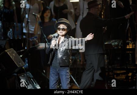 Yoko Ono im Konzert während des Meltdown Festivals im South Bank Centre in London. Stockfoto