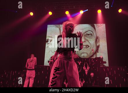 Ninja und Yolandi Visser von die Antwoord in einem Konzert an der Brixton Academy - London Stockfoto