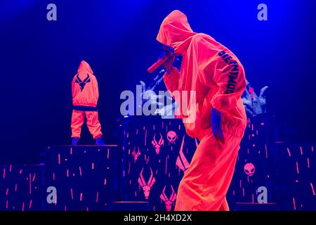 Ninja und Yolandi Visser von die Antwoord in einem Konzert an der Brixton Academy - London Stockfoto