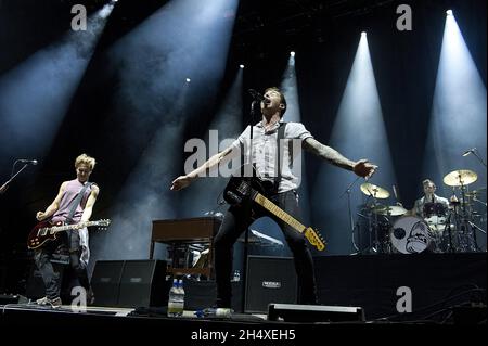 Danny Jones und Tom Fletcher von McFly spielen am 1. Tag des V Festivals am 17. August 2013 im Weston Park, England, auf der Bühne. Stockfoto