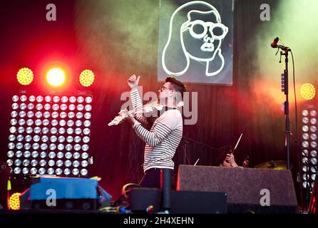 Liam Fray von den Courteeners treten am 2. Tag des V Festivals im Hylands Park am 18. August 2013 im Weston Park, England, auf. Stockfoto