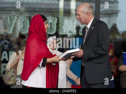 Brian Gambles (Direktor, Library of Birmingham) übergab Malala Yousafzai bei der Eröffnung der neuen Library of Birmingham, Centenery Square am 3. September 2013 - Birmingham, ein Exemplar des Buches „Philosophy Shop“ Stockfoto