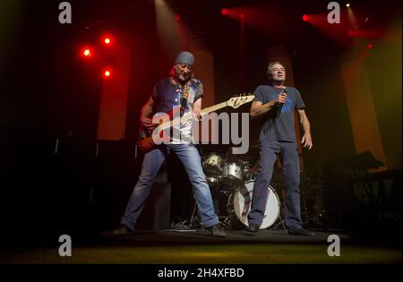 Roger Glover und Iann Gillan von Deep Purple treten live auf der Bühne der National Indoor Arena (NIA) - Birmingham auf Stockfoto