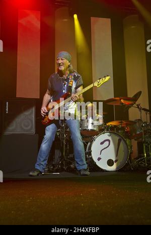 Roger Glover von Deep Purple tritt live auf der Bühne der National Indoor Arena (NIA) in Birmingham auf Stockfoto