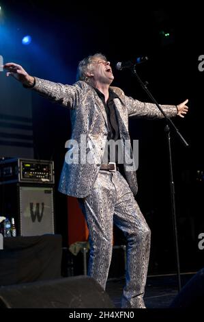 Bob Geldof von den Boomtown Rats tritt am 6. November 2013 live auf der Bühne der 02 Academy in Birmingham auf Stockfoto