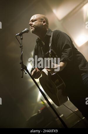 Black Francis of the Pixies tritt auf der Bühne des Manchester Apollo in Manchester auf. Stockfoto