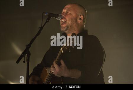 Black Francis of the Pixies tritt auf der Bühne des Manchester Apollo in Manchester auf. Stockfoto
