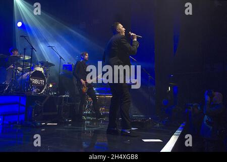 John Newman spielt auf der Bühne des Instituts in Birmingham. Stockfoto