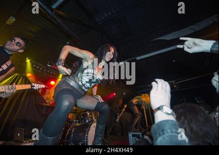 Carla Harvey und Heidi Shepherd von Butcher Babies leben auf der Bühne im Asylum in Birmingham. Stockfoto