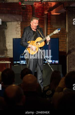 Tim Robinson spielt beim 6 Music Festival Fringe in Manchester ein akustisches Set. Stockfoto