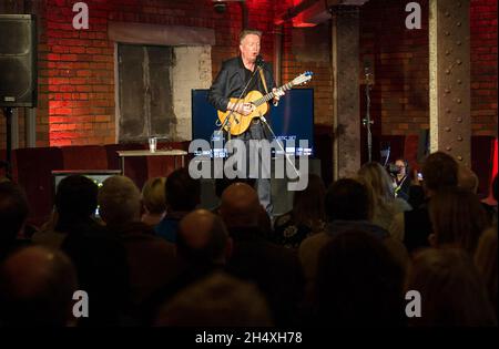 Tim Robinson spielt beim 6 Music Festival Fringe in Manchester ein akustisches Set. Stockfoto