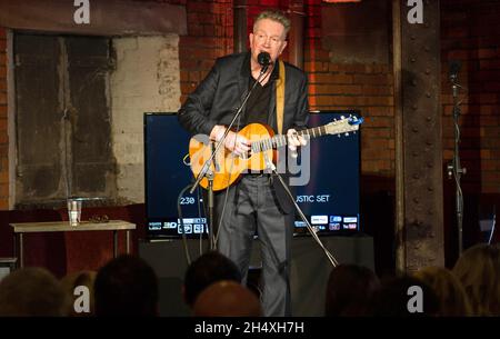 Tim Robinson spielt beim 6 Music Festival Fringe in Manchester ein akustisches Set. Stockfoto