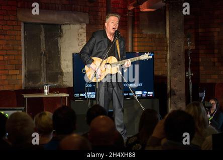 Tim Robinson spielt beim 6 Music Festival Fringe in Manchester ein akustisches Set. Stockfoto