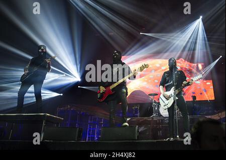 Joe Trohman, Patrick Stump und Pete Wentz von Fall Out Boy live auf der Bühne am 16. März 2014 im NIA in Birmingham. Stockfoto