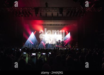 Drew Brown, Eddie Fisher, Brent Kutzle, Ryan Tedder und Zach Filkins von OneRepublic live auf der Bühne am 18. März 2014 in der 02 Academy - Birmingham Stockfoto