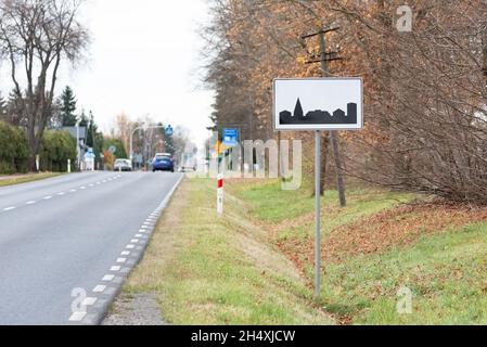 Szadki, Polen - 5. November 2021: Blitzer am Fußgängerübergang vor der Kreuzung. Informationsschilder zur Geschwindigkeitsmessung in Stockfoto