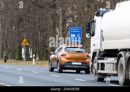 Szadki, Polen - 5. November 2021: Blitzer am Fußgängerübergang vor der Kreuzung. Informationsschilder zur Geschwindigkeitsmessung in Stockfoto