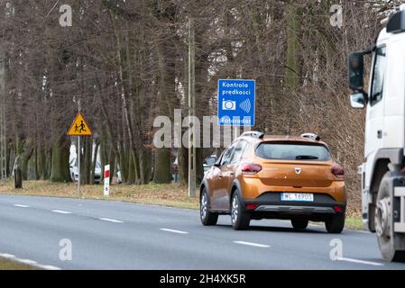 Szadki, Polen - 5. November 2021: Blitzer am Fußgängerübergang vor der Kreuzung. Informationsschilder zur Geschwindigkeitsmessung in Stockfoto