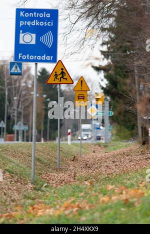 Szadki, Polen - 5. November 2021: Blitzer am Fußgängerübergang vor der Kreuzung. Informationsschilder zur Geschwindigkeitsmessung in Stockfoto