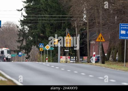 Szadki, Polen - 5. November 2021: Blitzer am Fußgängerübergang vor der Kreuzung. Informationsschilder zur Geschwindigkeitsmessung in Stockfoto