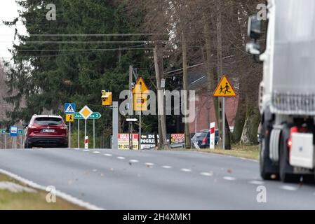 Szadki, Polen - 5. November 2021: Blitzer am Fußgängerübergang vor der Kreuzung. Informationsschilder zur Geschwindigkeitsmessung in Stockfoto
