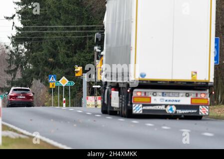 Szadki, Polen - 5. November 2021: Blitzer am Fußgängerübergang vor der Kreuzung. Informationsschilder zur Geschwindigkeitsmessung in Stockfoto