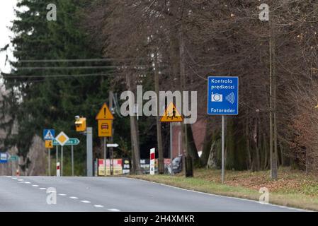 Szadki, Polen - 5. November 2021: Blitzer am Fußgängerübergang vor der Kreuzung. Informationsschilder zur Geschwindigkeitsmessung in Stockfoto